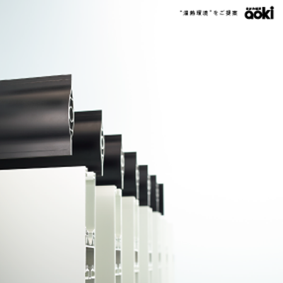 アオキ住宅機材販売株式会社 様 会社案内制作実績：緑豊かな庭に佇むアオキ住宅機材販売株式会社の社屋