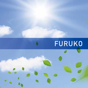 株式会社フルコー 様 会社案内制作実績：フルコーの会社案内表紙：青空の下、太陽光パネルと緑豊かな風景が広がる、誠実でエコフレンドリーな企業イメージ