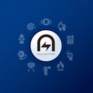 旭防災設備株式会社 様 会社案内制作実績：消防設備点検を行う従業員の写真