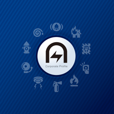 旭防災設備株式会社 様 会社案内制作実績：消防設備点検を行う従業員の写真