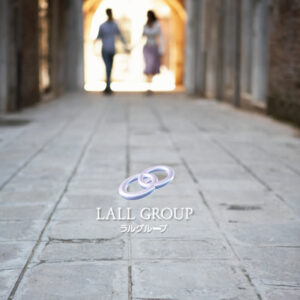 株式会社LALLヒューマンホールディングス 様 会社案内制作実績：セピア色の背景に人々が穏やかに語り合う、LALLヒューマンホールディングスの信頼と繋がりを象徴するイメージ