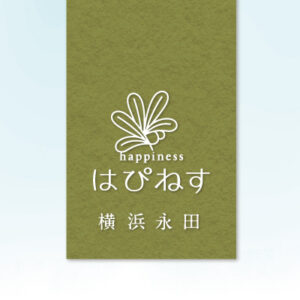 はぴねす横浜永田 様 パンフレット制作実績：はぴねす横浜永田のエントランス、温かい光に包まれた上品な空間