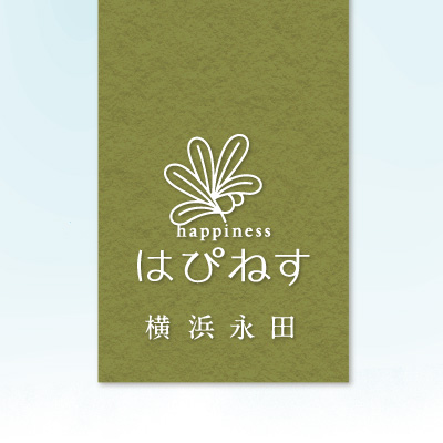 はぴねす横浜永田 様 パンフレット制作実績：はぴねす横浜永田のエントランス、温かい光に包まれた上品な空間